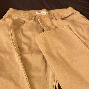 🔥Sale🔥Women’s Beautiful khaki colored stretch jeans..NWOT